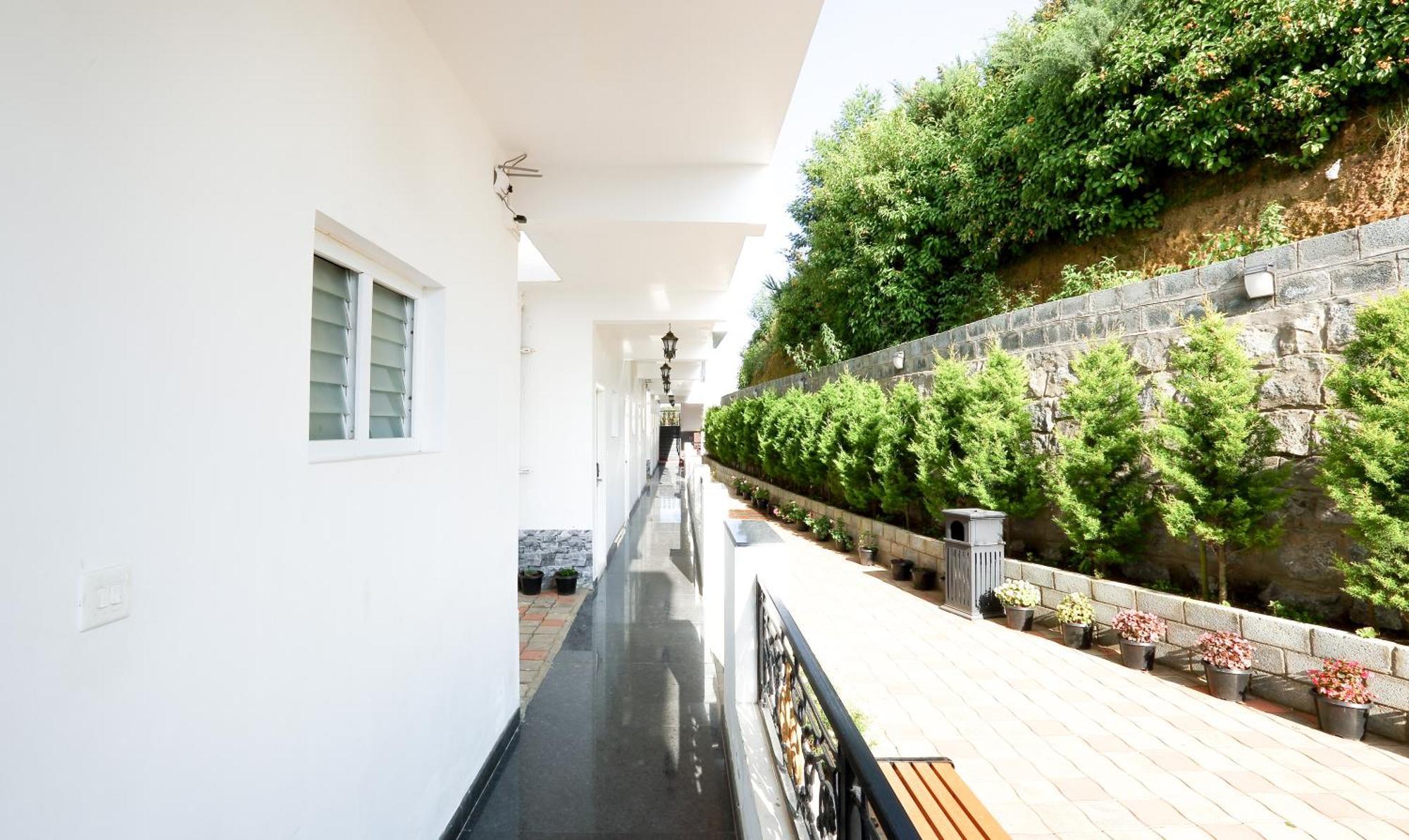 אוטי Treebo Skydale Inn & Suites With Mountain View מראה חיצוני תמונה