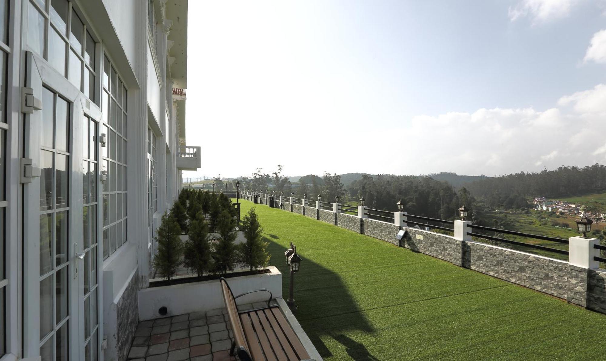 אוטי Treebo Skydale Inn & Suites With Mountain View מראה חיצוני תמונה